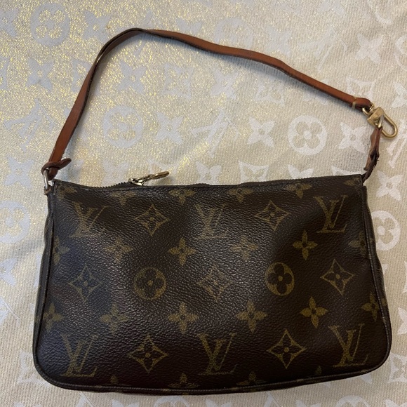 SOLD Louis Vuitton Monogram Pochette ❤️ - Picture 4 of 10